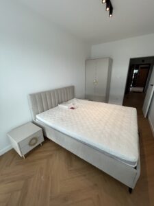 zmontowane łóżko z meblami